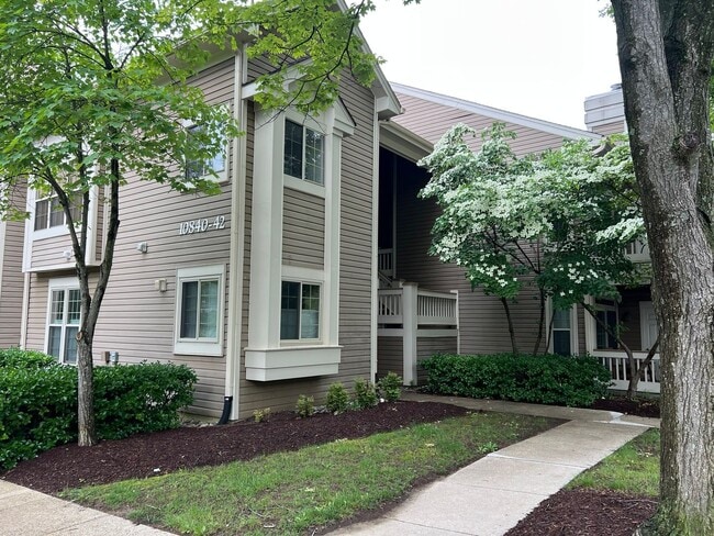 Building Photo - Commuter's Dream with Easy Living