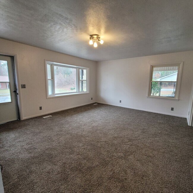 Building Photo - 3 bedroom Ranch Home.