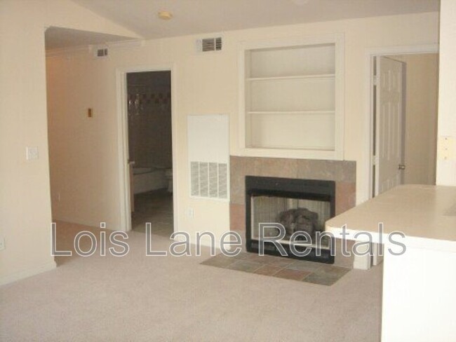 Building Photo - 700 Daniel Ellis Dr