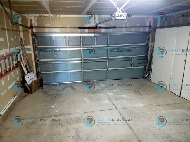 Building Photo - 1/2 MONTH FREE!! Amazing 4 Bedroom 2.5 Bat...