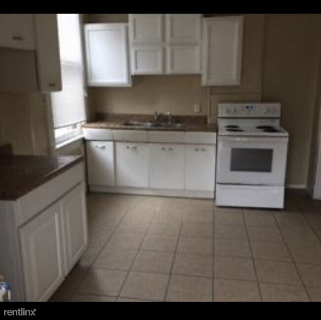 Building Photo - 218 E 9th St