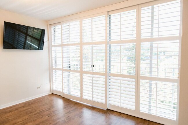 Building Photo - Great 1 Bedroom, 1 Bath with Parking * AC ...