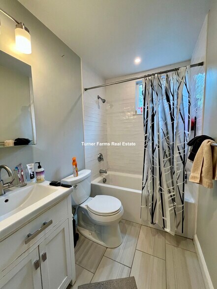 Building Photo - 24 Pond St