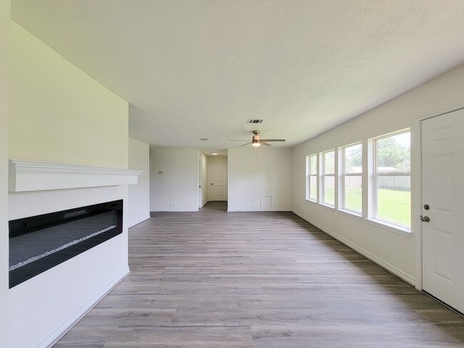 Building Photo - This fully renovated 3-bedroom, 2-bath home features a modern kitchen, large master suite with a ...