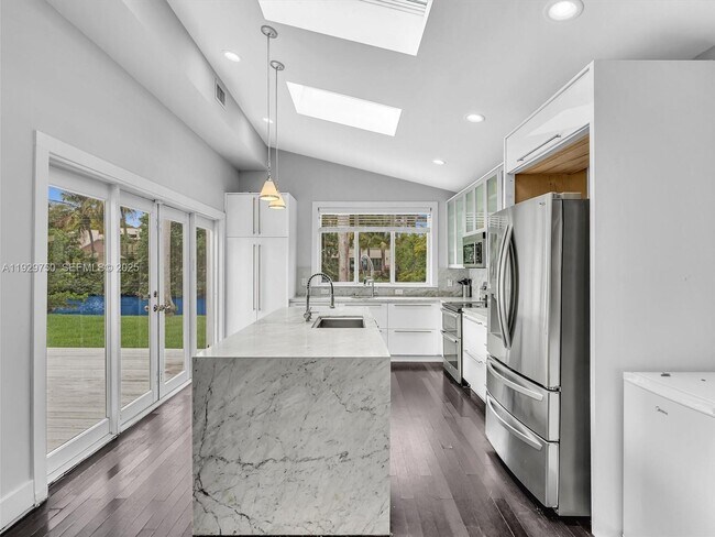 Building Photo - 20120 NE 25th Ct