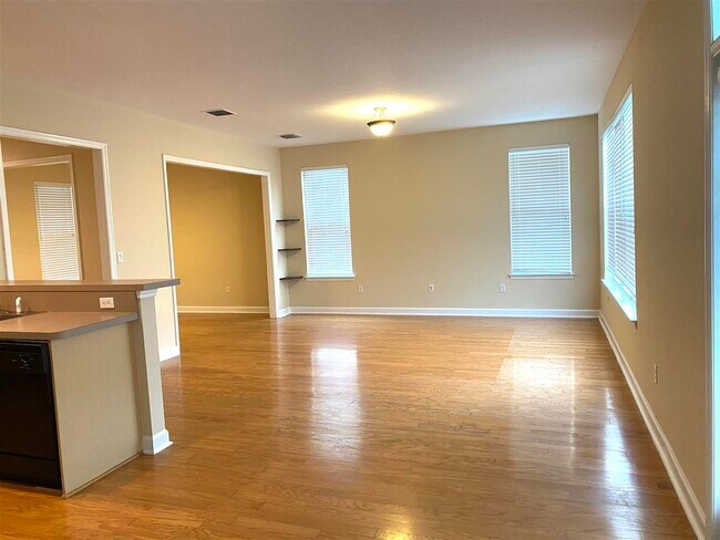 Building Photo - 2111 Fernleigh Dr