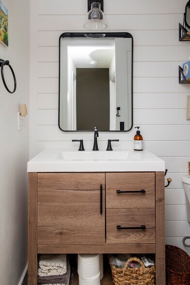 Half Bathroom - 5505 Robinswood Ln