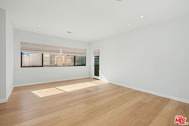 Building Photo - 1021 Westmount Dr