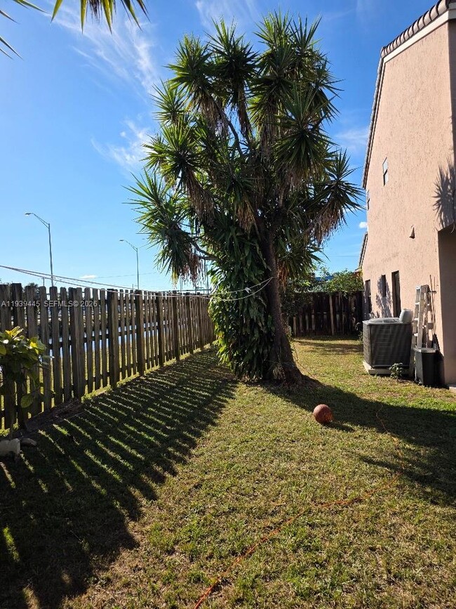 Building Photo - 8880 SW 6th Ln