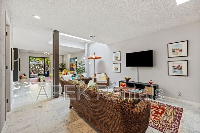 Building Photo - 1317 E Amado Rd