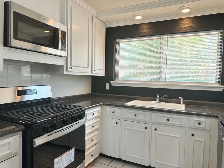 Building Photo - 3401 Princeton Dr