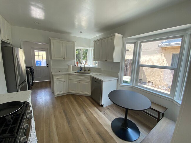 Building Photo - UNFURNISHED- 3B2B House in Toluca Lake/NoHo