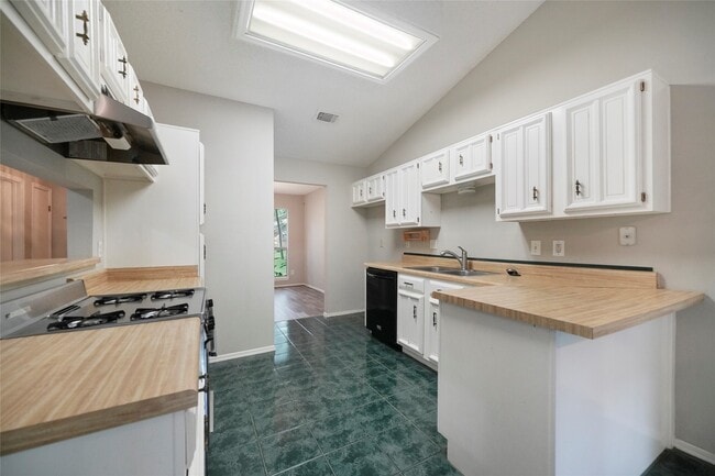 Building Photo - 3134 Village Park Dr