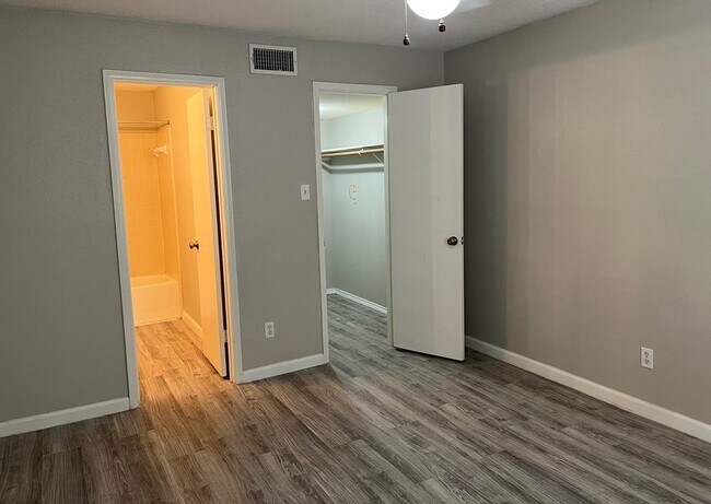 Building Photo - 10637 Braes Bend Dr