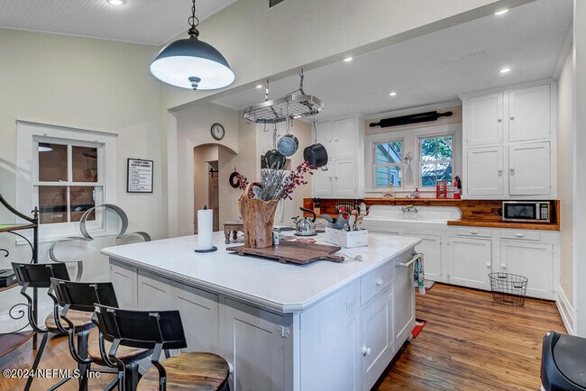 Building Photo - 68 Saragossa St