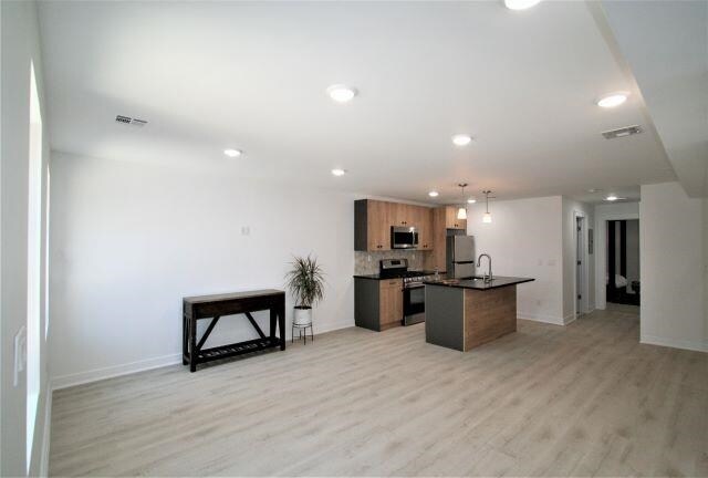 Building Photo - 782 Grand St