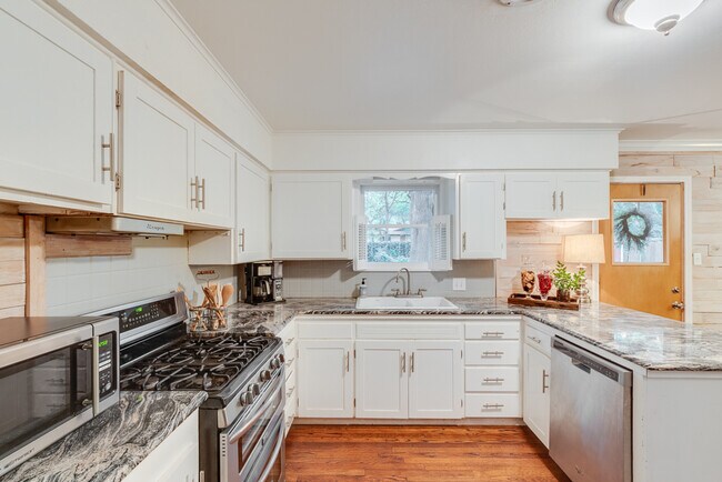 Kitchen - 2515 Sherwood St