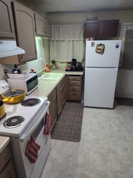 Building Photo - 14 Redbank Dr