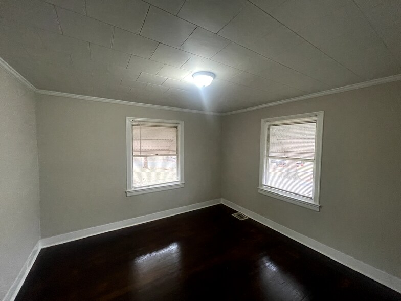 Building Photo - Room in House on Crispin Ave