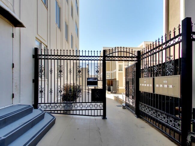 Building Photo - 1121 Green St