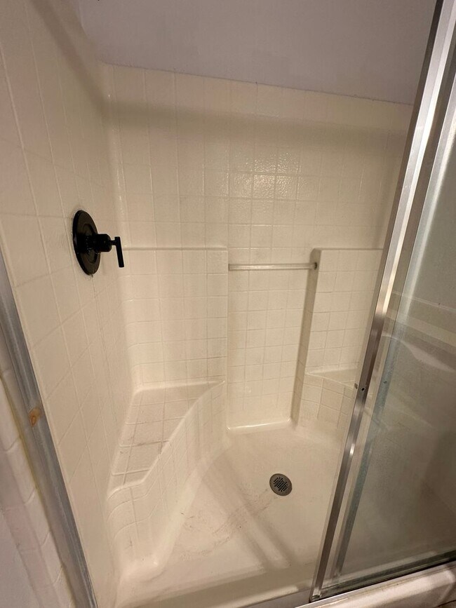 Building Photo - MUST SEE 2 BEDROOM CONDO!