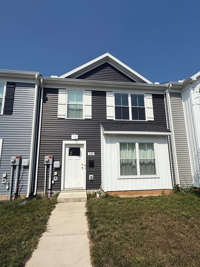 Primary Photo - Beautiful 3 bedroom, 2.5 bath townhouse av...