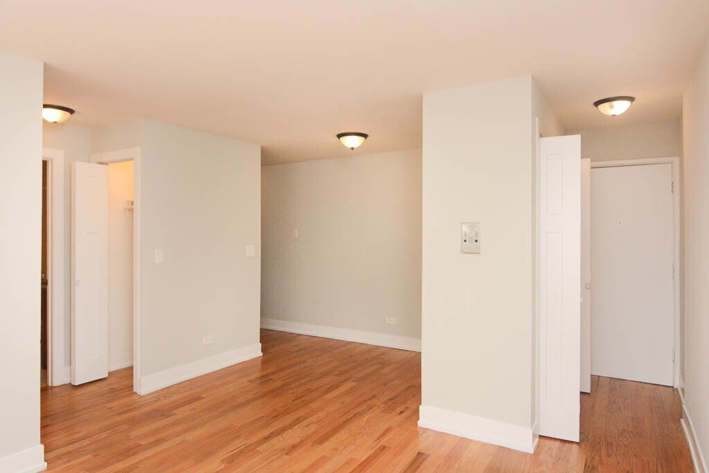 Building Photo - 448 W Barry Ave