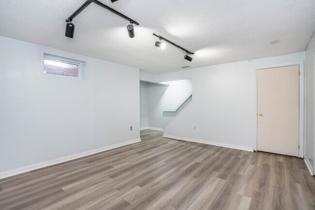 Building Photo - 123 Cottonwood Rd