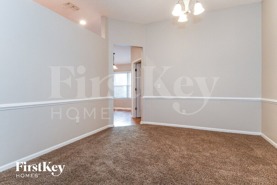 Building Photo - 848 MacKenzie Cir