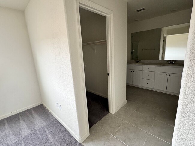 Building Photo - 8956 Elk Ravine Dr