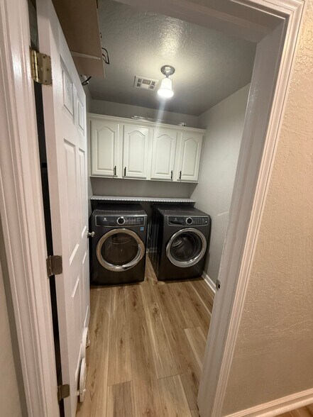 Building Photo - 404 E 9th St