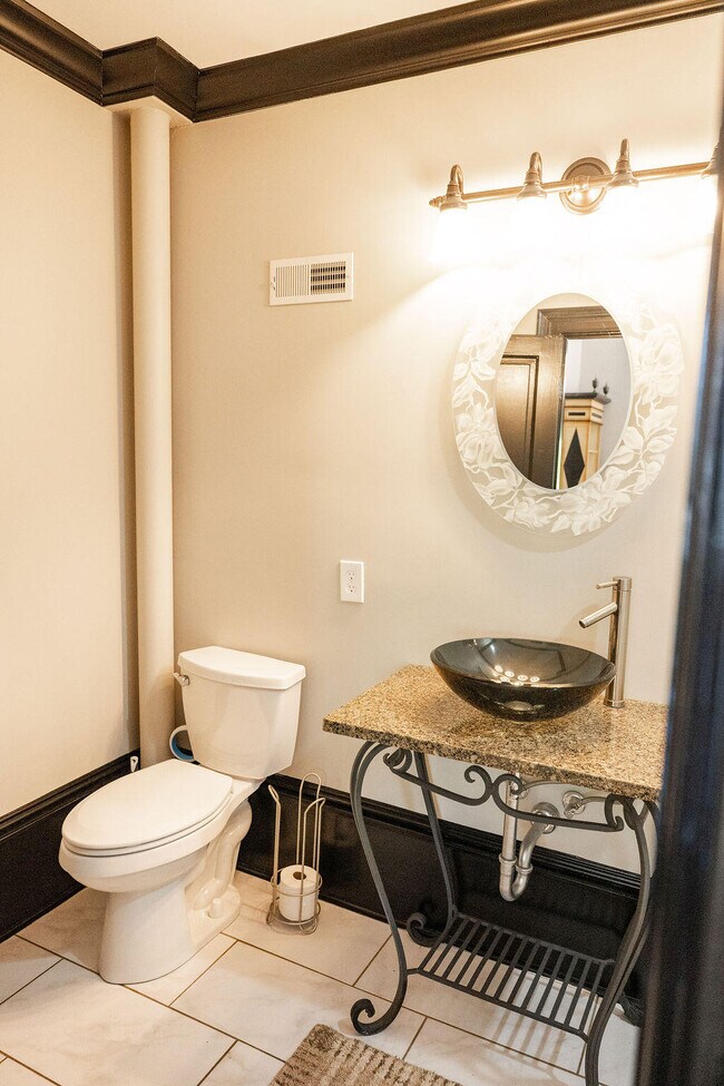 Building Photo - 275 S Limestone