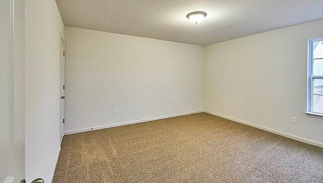 Building Photo - Room in Single Family Home on N Great White Way