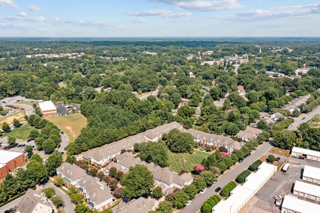 Building Photo - Davidson Townhouse