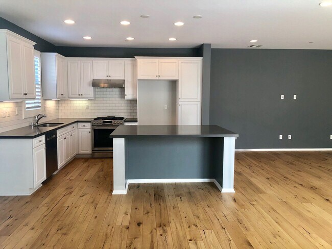 Building Photo - Beautiful East Ventura Home- Enclave Community