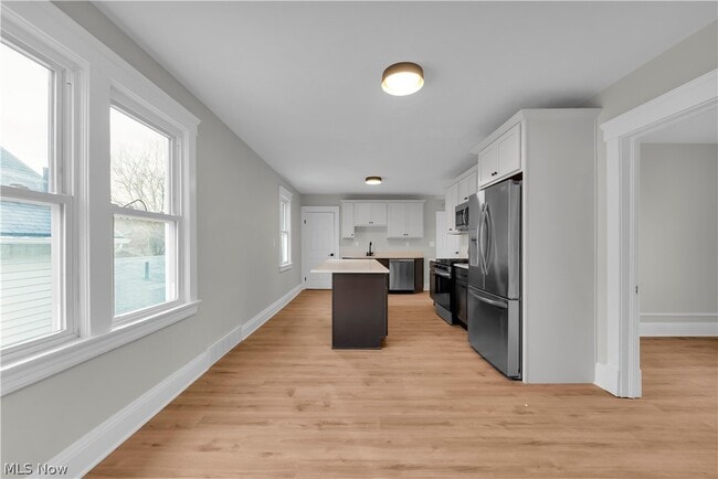 Building Photo - 1330 W 67th St