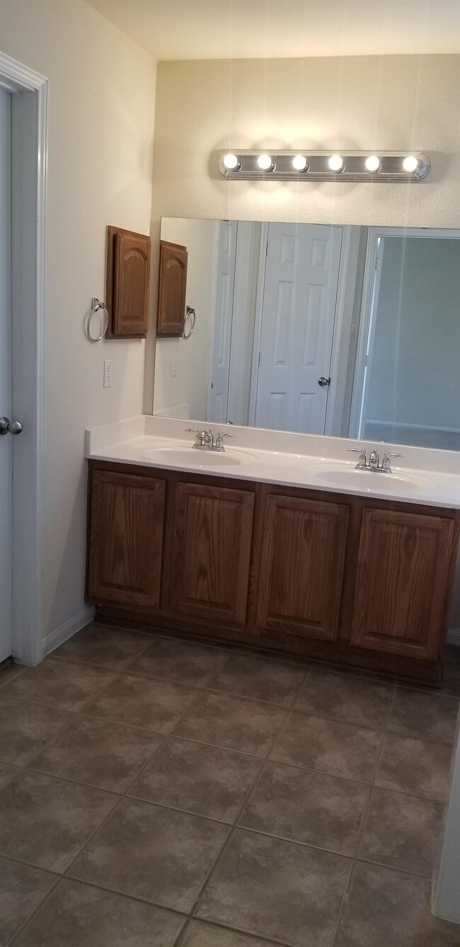 Building Photo - 207 Ponderosa Dr