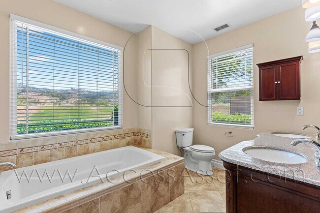 Building Photo - Designer Single-Story Home with Gourmet Kitchen & Mountain Views