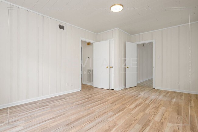 Building Photo - 2505 Robin Hood Dr