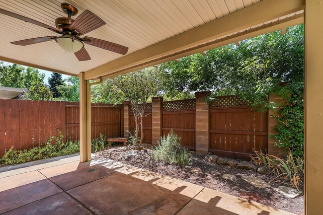 Building Photo - 3 BED 2.5 BATH TOWNHOME IN THE VILLAGES OF SHASTA VIEW GARDENS