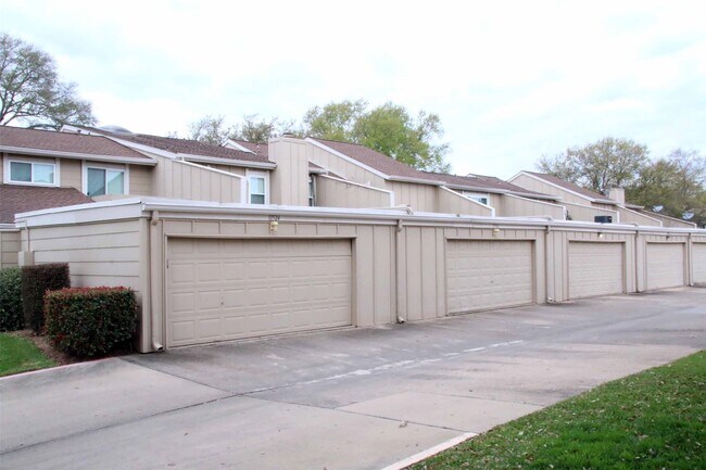 Building Photo - 11526 Village Pl Dr