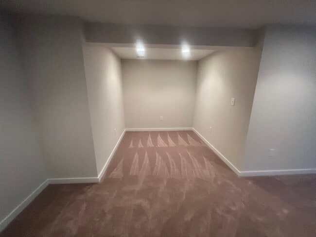 Building Photo - 225 Lahaye Dr