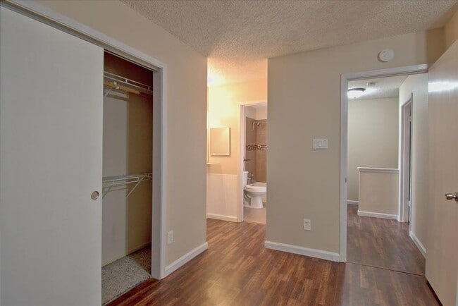 Building Photo - 1015 E Yager Ln