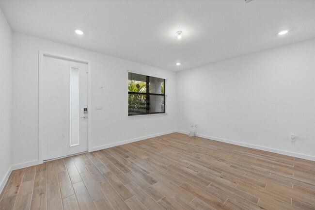 Building Photo - 713 SE 15th Ave