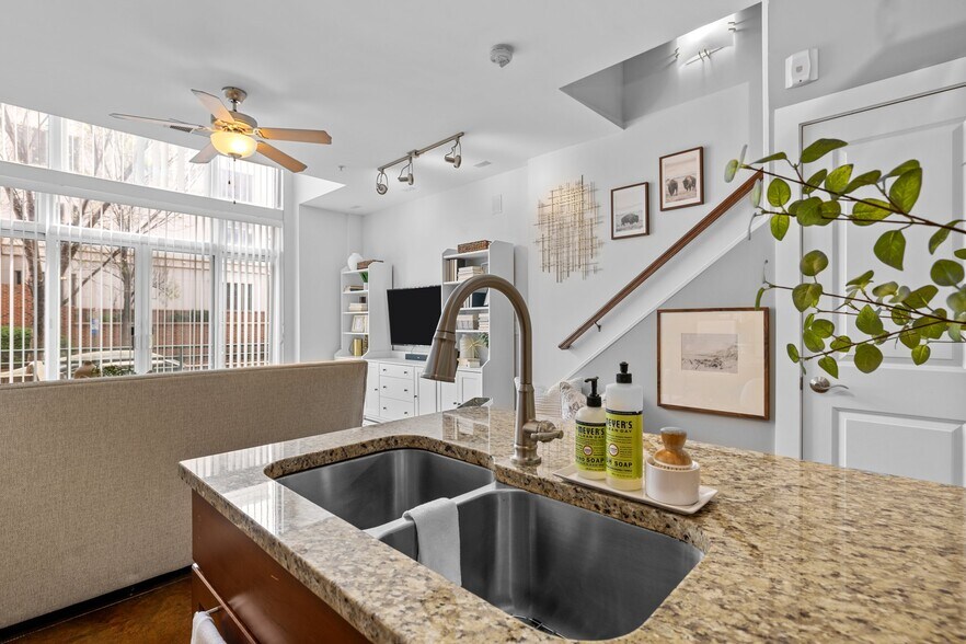 Building Photo - 444 S Blount St