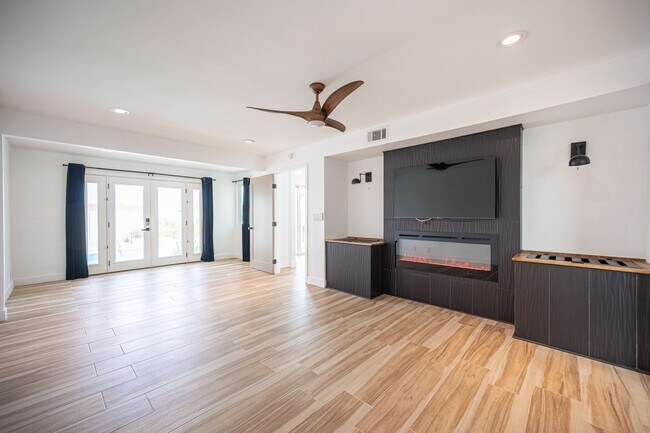 Building Photo - European-inspired Mid-Century Henderson Home!