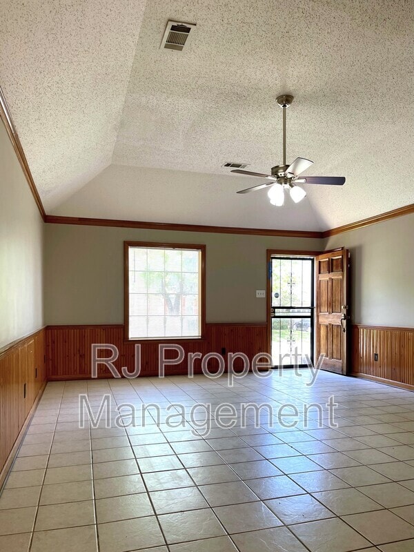 Building Photo - 4592 Tracy Lynn Dr