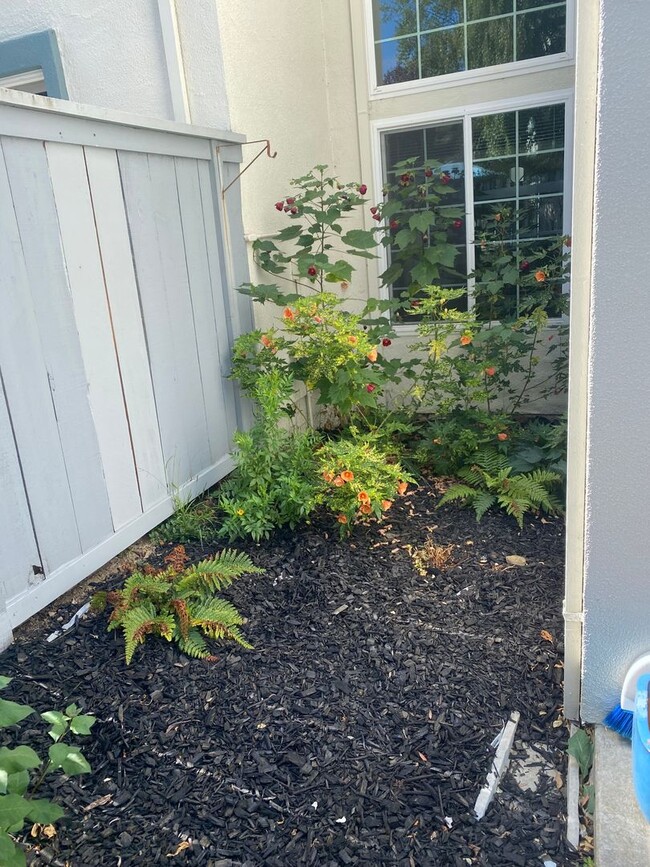 Building Photo - Gorgeous 3 bedroom 2.5 bath 2 story Townho...