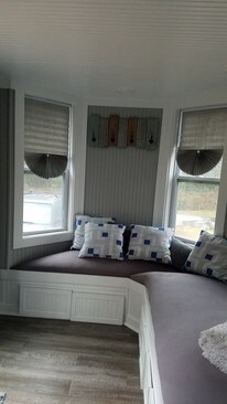 Living room complete with blanket and blinds - 1294 Glendale Ave
