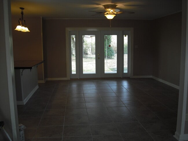 Building Photo - 1514 Lakewood Dr